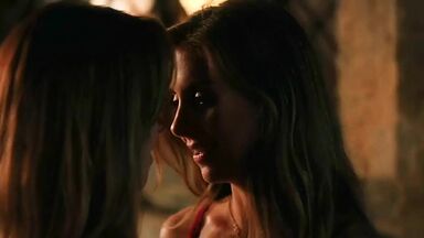 Alison Brie And Aubrey Plaza lesbic kiss