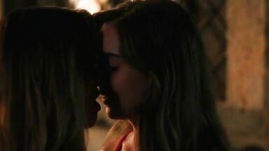 Alison Brie And Aubrey Plaza lesbic kiss