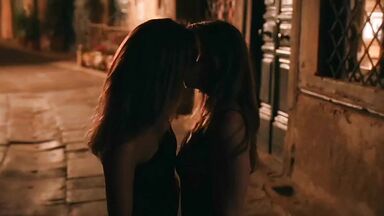Alison Brie And Aubrey Plaza lesbic kiss