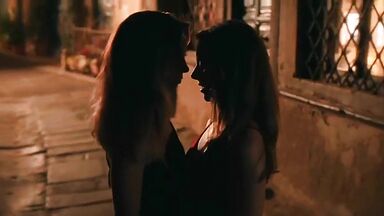 Alison Brie And Aubrey Plaza lesbic kiss