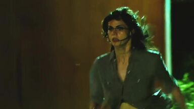 Alexandra Daddario sexy in Texas Chainsaw
