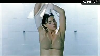 Monica Bellucci naked in Agents Secrets