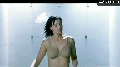Monica Bellucci naked in Agents Secrets