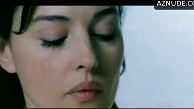 Monica Bellucci naked in Agents Secrets