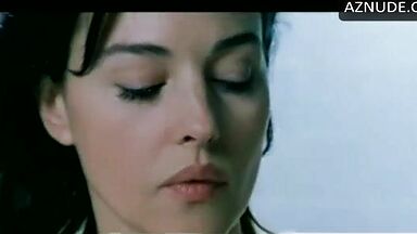 Monica Bellucci naked in Agents Secrets