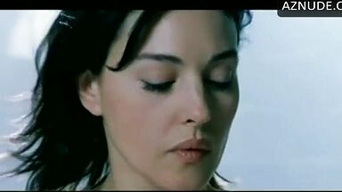 Monica Bellucci naked in Agents Secrets