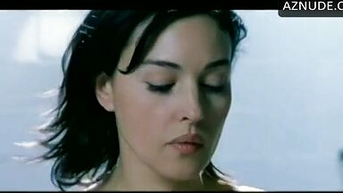 Monica Bellucci naked in Agents Secrets