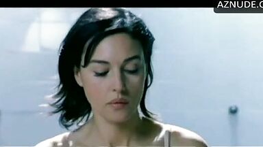 Monica Bellucci naked in Agents Secrets