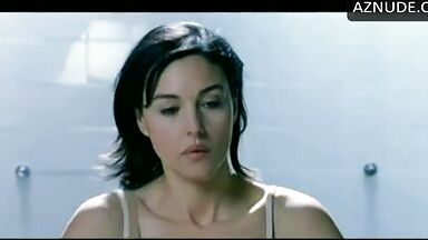 Monica Bellucci naked in Agents Secrets