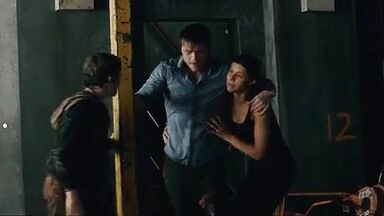 Alexandra Daddario sexy in San Andreas (2015)
