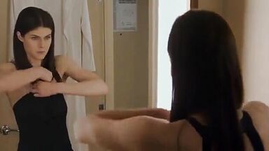 Alexandra Daddario, Kate Upton sexy in The Layover