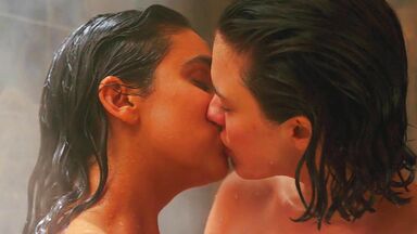 Geraldine Viswanathan And Margaret Qualley