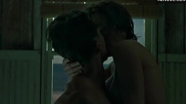 Kate Winslet make love with kisses