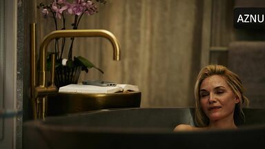 Michelle Pfeiffer looks sexy in the bubble bath