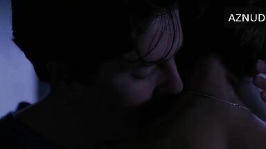 Julia Roberts romantic kiss with a young man