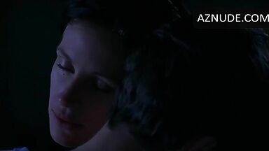 Julia Roberts romantic kiss with a young man