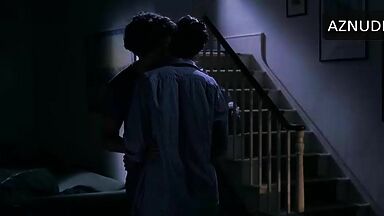 Julia Roberts romantic kiss with a young man