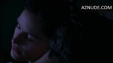 Julia Roberts romantic kiss with a young man