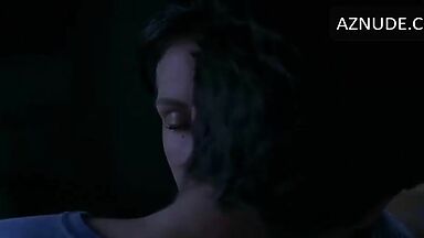 Julia Roberts romantic kiss with a young man