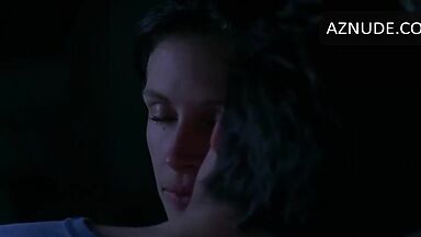 Julia Roberts romantic kiss with a young man