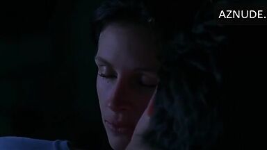 Julia Roberts romantic kiss with a young man