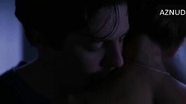 Julia Roberts romantic kiss with a young man