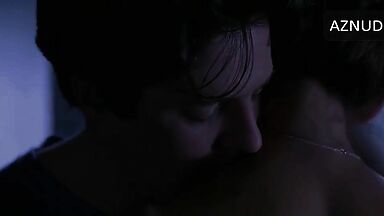 Julia Roberts romantic kiss with a young man