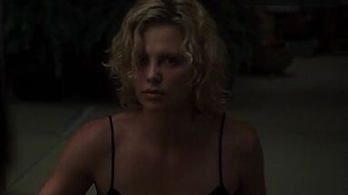 Charlize Theron seduce to kill