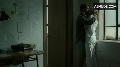 Julia Roberts passionate kiss