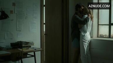 Julia Roberts passionate kiss
