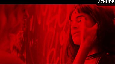 Charlize Theron and Sofia Boutella they rub their bodies together