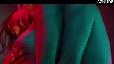 Charlize Theron and Sofia Boutella they rub their bodies together