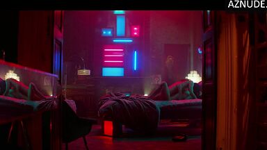 Charlize Theron and Sofia Boutella they rub their bodies together