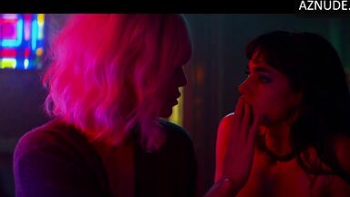 Charlize Theron and Sofia Boutella they rub their bodies together
