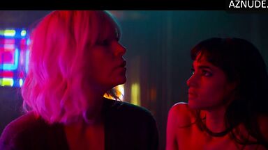 Charlize Theron and Sofia Boutella they rub their bodies together