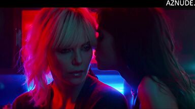 Charlize Theron and Sofia Boutella they rub their bodies together