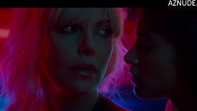 Charlize Theron and Sofia Boutella they rub their bodies together