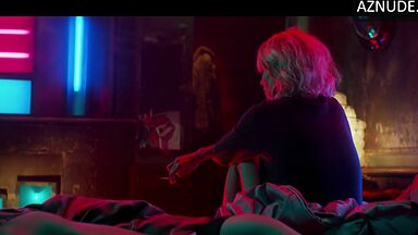 Charlize Theron and Sofia Boutella they rub their bodies together