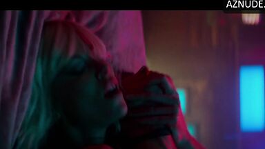 Charlize Theron and Sofia Boutella they rub their bodies together