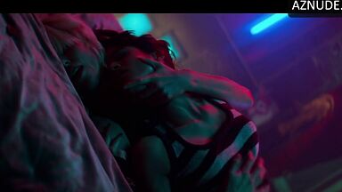 Charlize Theron and Sofia Boutella they rub their bodies together