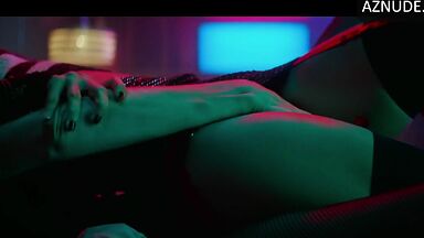Charlize Theron and Sofia Boutella they rub their bodies together