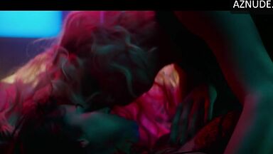 Charlize Theron and Sofia Boutella they rub their bodies together