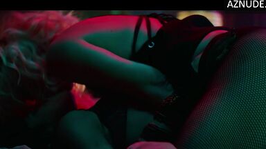 Charlize Theron and Sofia Boutella they rub their bodies together