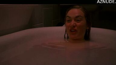 Kate Winslet is in the empty bathtub