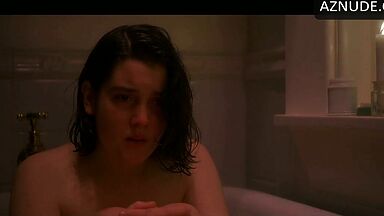 Kate Winslet is in the empty bathtub