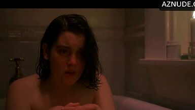 Kate Winslet is in the empty bathtub