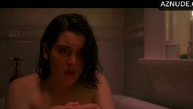 Kate Winslet is in the empty bathtub