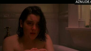 Kate Winslet is in the empty bathtub