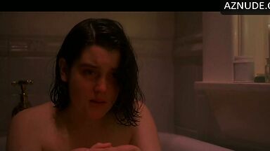 Kate Winslet is in the empty bathtub