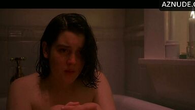 Kate Winslet is in the empty bathtub